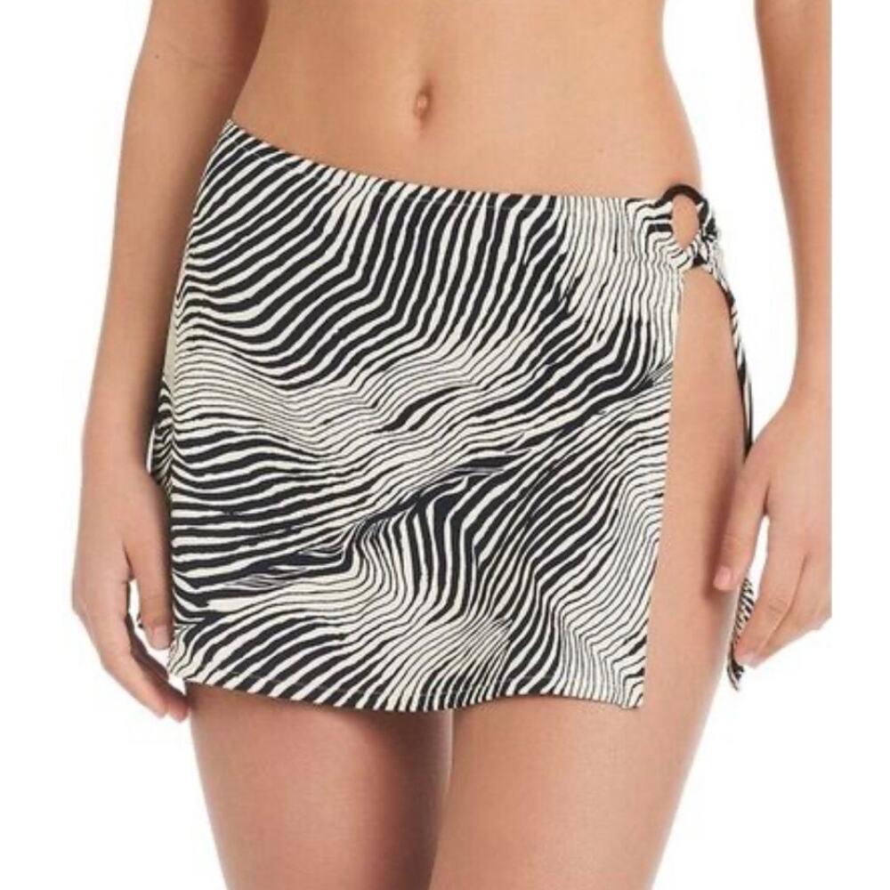 Red Carter High Contrast Cover Up Skirt M NWOT